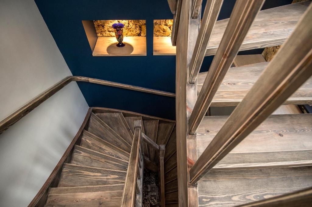 an overhead view of a wooden staircase in a house at Chez Gisèle Gîte de prestige à Samer in Samer