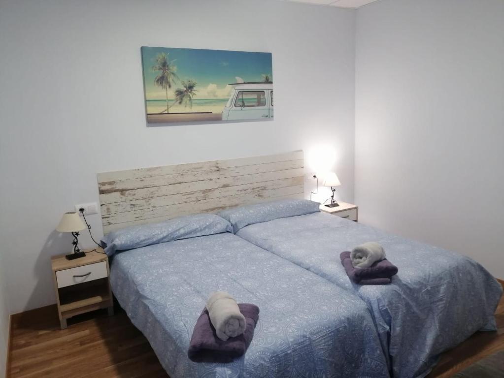 um quarto com uma cama com toalhas em Casa de la huerta em Múrcia