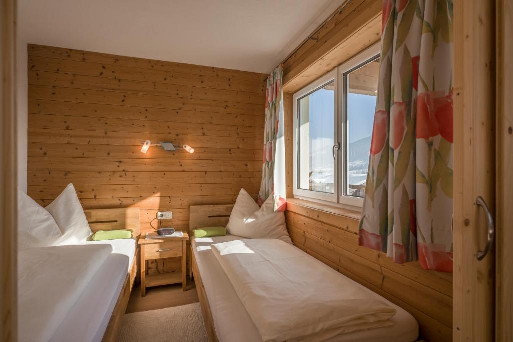 A bed or beds in a room at Appartements Alpenblick Söll
