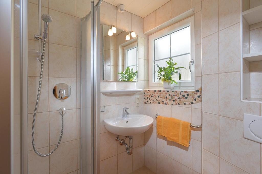 A bathroom at Appartements Alpenblick Söll