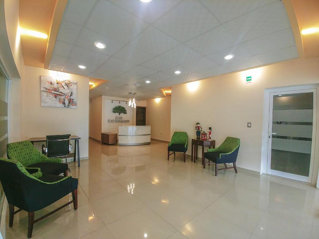una sala d'attesa con sedie e tavolo in ospedale di Real Guanacaste a San Pedro Sula