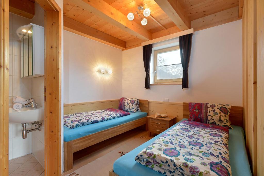 A bed or beds in a room at Appartements Alpenblick Söll