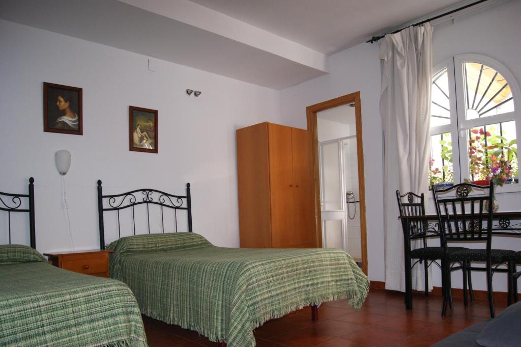A bed or beds in a room at Hostal Alcazar I