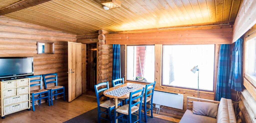 TV a/nebo společenská místnost v ubytování Ukonjärven Holiday Village