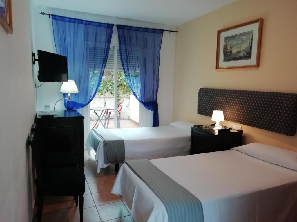 Postel nebo postele na pokoji v ubytování Hostal Alhaja Playa