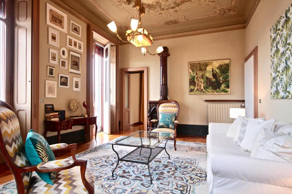 sala de estar con sofá blanco y mesa en Villa Farinelli, en Cadegliano Viconago