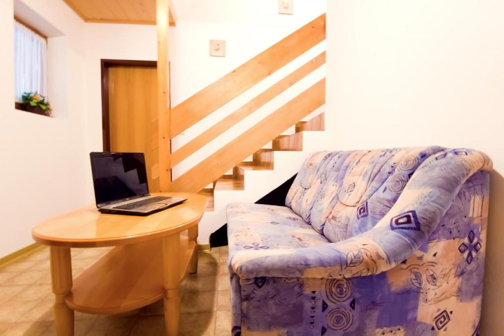 A seating area at Apart Elke