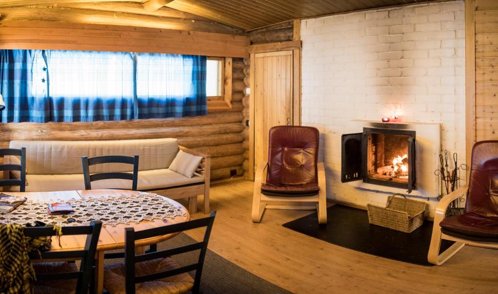 Posezení v ubytování Ukonjärven Holiday Village