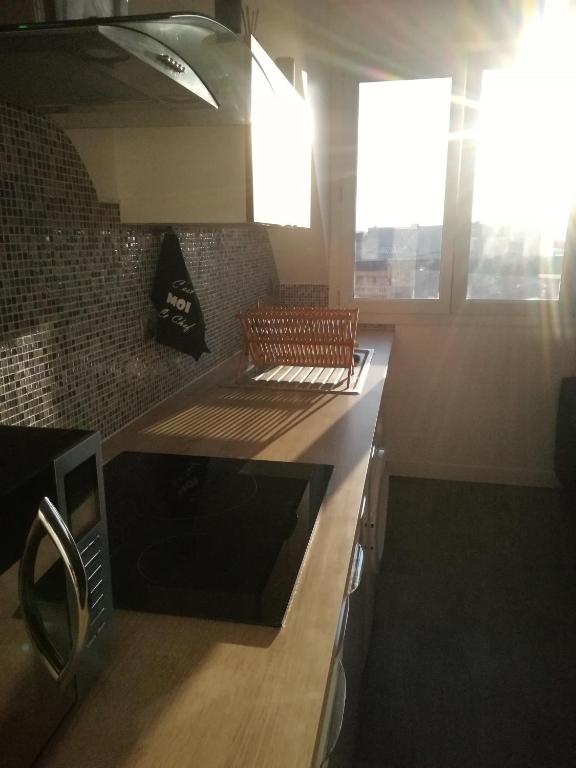 Kuchyň nebo kuchyňský kout v ubytování Le Sleepway Lorient