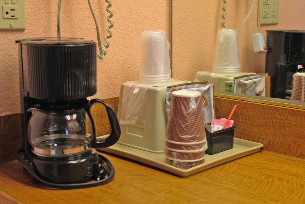 Příslušenství pro přípravu čaje a kávy v ubytování Hawthorne's Best Inn