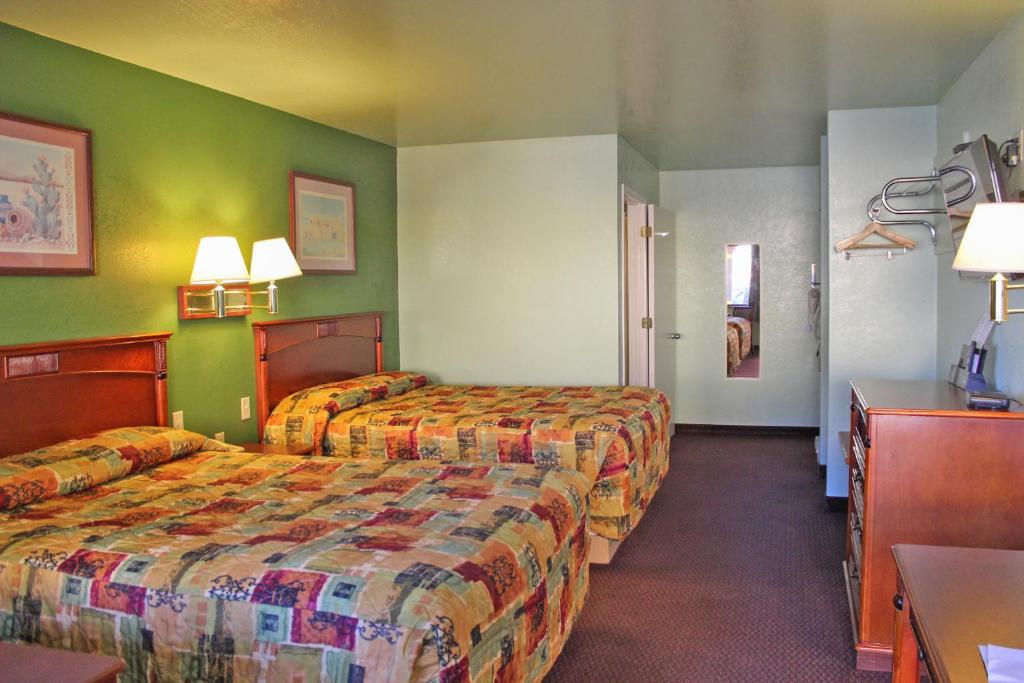Postel nebo postele na pokoji v ubytování Hawthorne's Best Inn