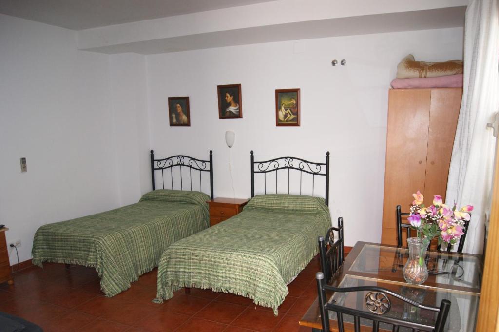 A bed or beds in a room at Hostal Alcazar I