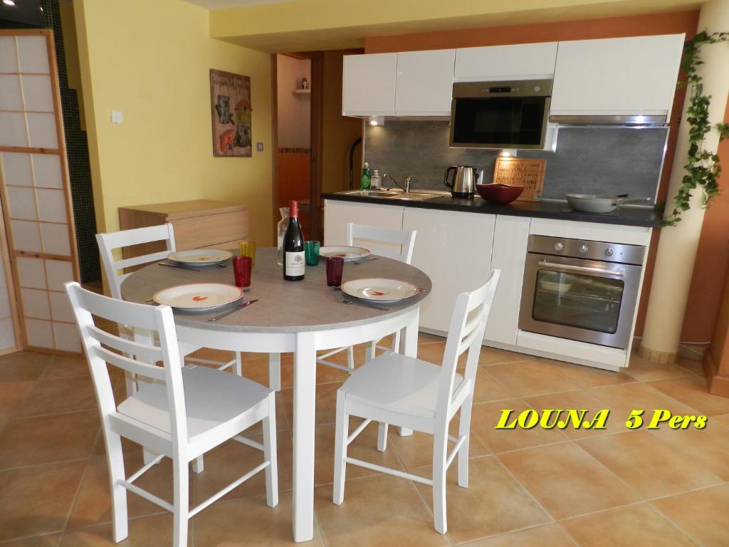 Kuchyň nebo kuchyňský kout v ubytování Appartements 5 Personnes MAYA et LOUNA