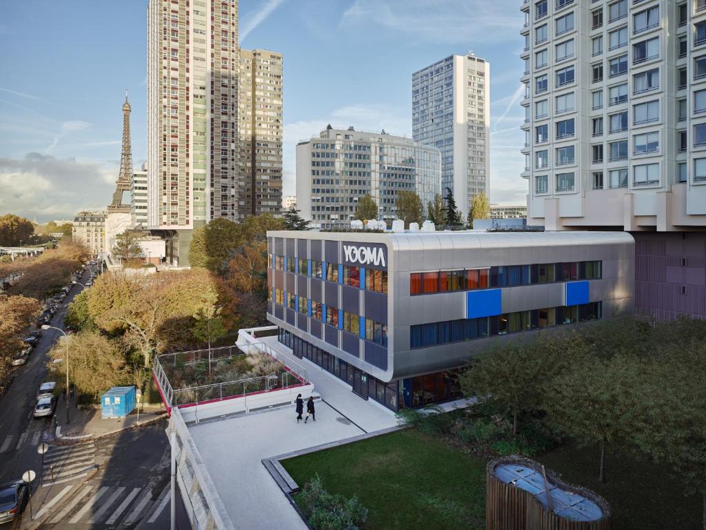 - une vue sur un bâtiment d'une ville avec de grands bâtiments dans l'établissement YOOMA Urban Lodge Eiffel, à Paris