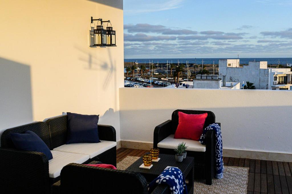 een kamer met 2 stoelen en uitzicht op de stad bij Lantia Rooftop House in Arrecife