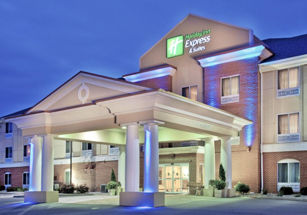 un edificio alberghiero con un gazebo di fronte di Holiday Inn Express Hotel & Suites Urbana-Champaign-U of I Area, an IHG Hotel a Champaign