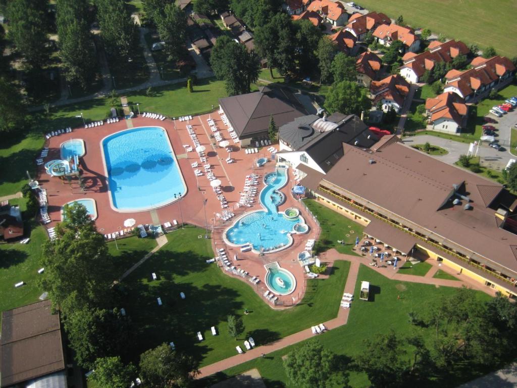 una vista aérea de un complejo con piscina en Relax apartment in Terme Banovci spa resort, en Veržej