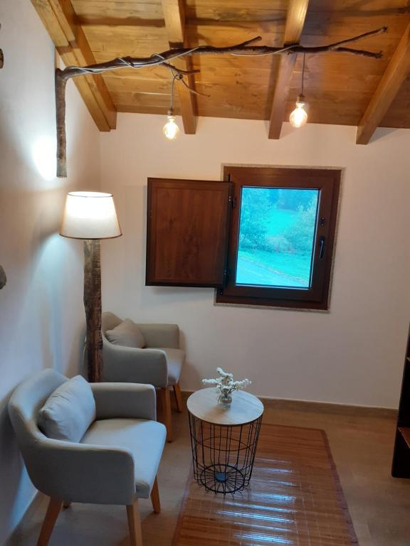 BelesarにあるA Nosa Casaのリビングルーム(椅子、テーブル付)、窓が備わります。