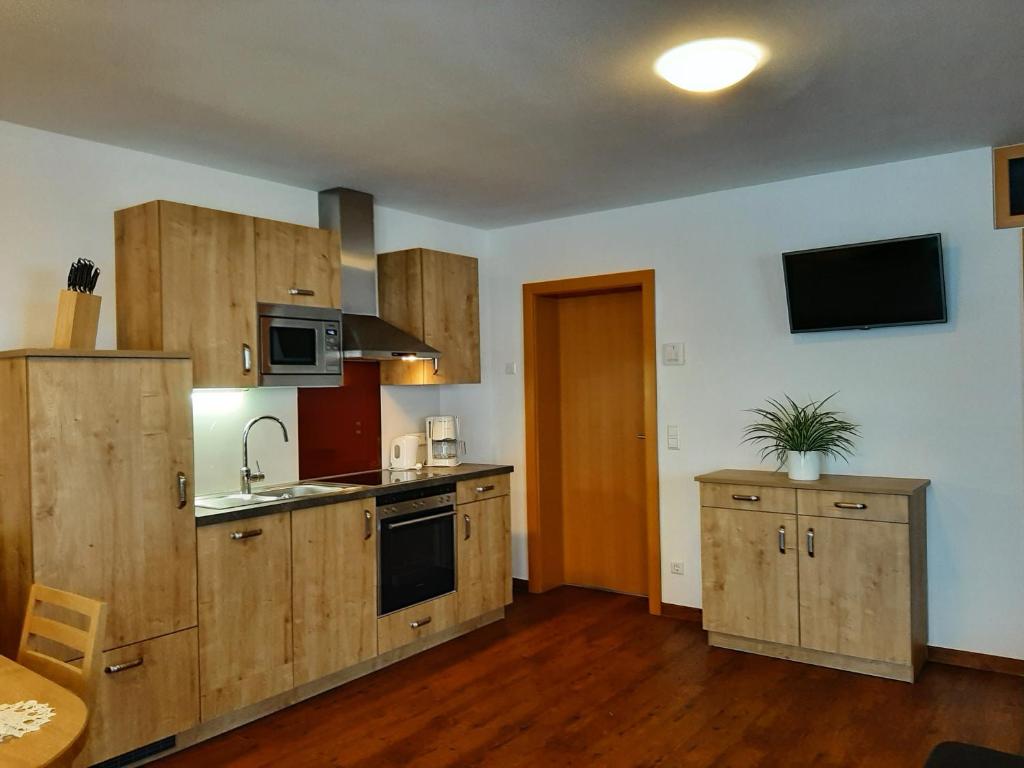 Kuchyň nebo kuchyňský kout v ubytování Bauernhof Burglehen
