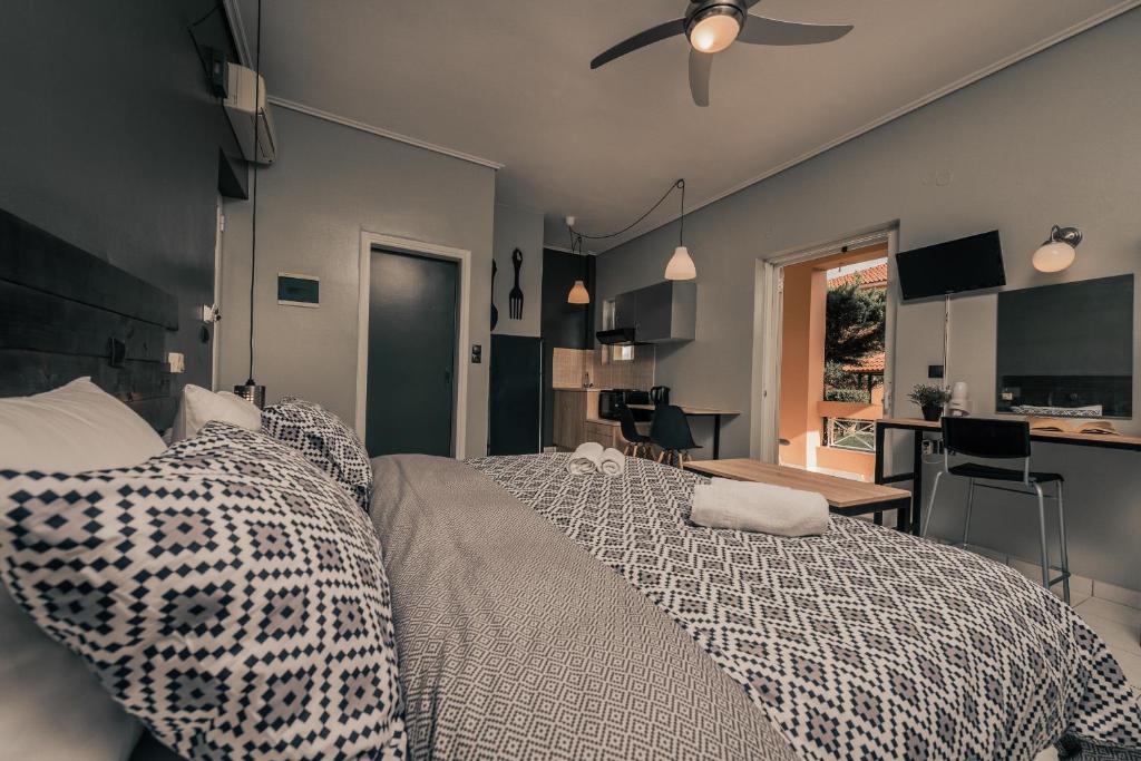 Televízia a/alebo spoločenská miestnosť v ubytovaní Filoxenia Luxury Studios & Apartments