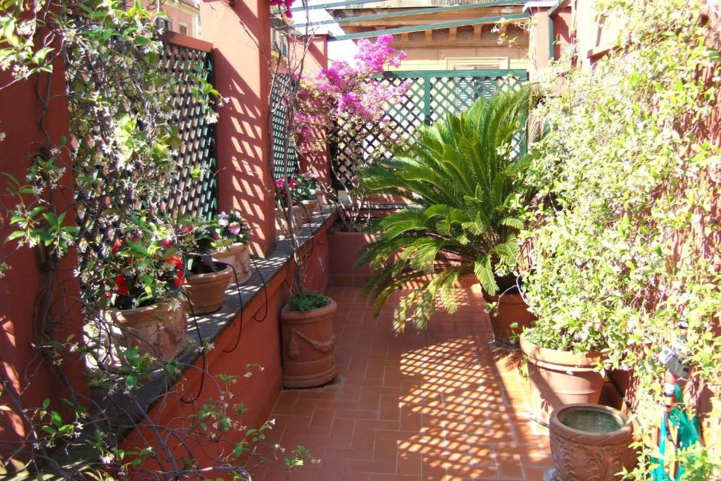 un jardín con macetas en un patio en Flavia Rooftop Apartments, en Roma