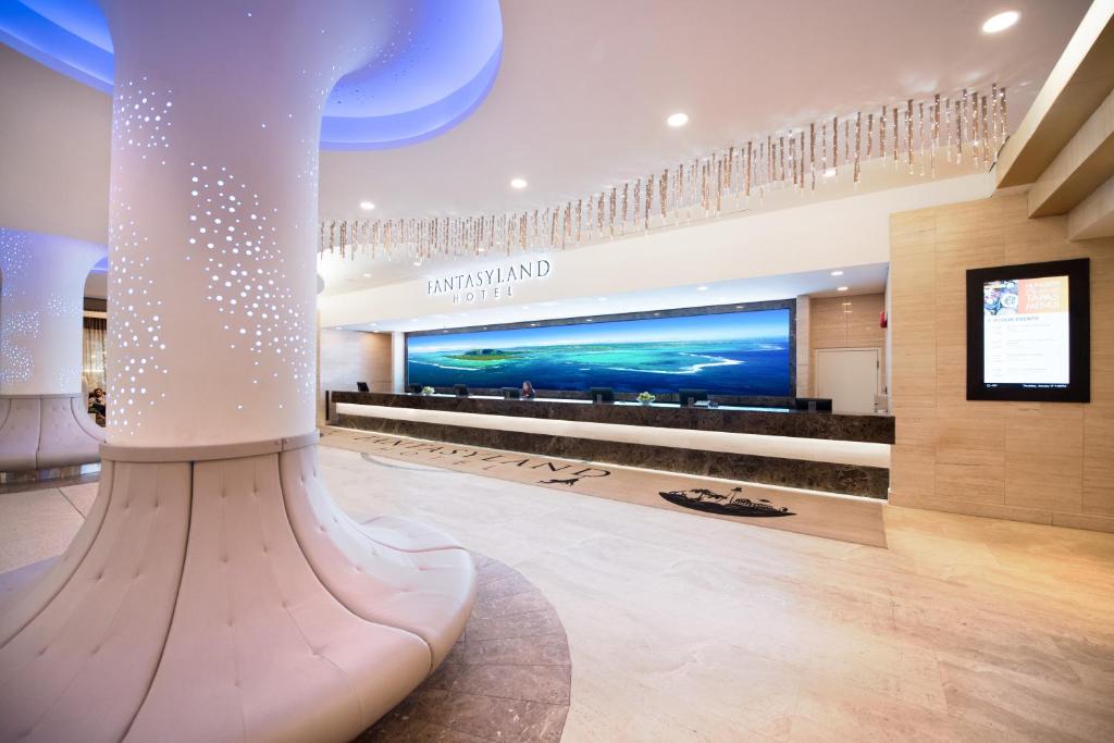 un gran jarrón blanco en medio de un vestíbulo en Fantasyland Hotel, en Edmonton