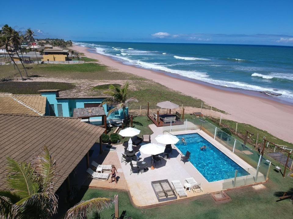 una vista aérea de una piscina junto a la playa en Pousada Aldeia do Forte, en Porto de Sauipe