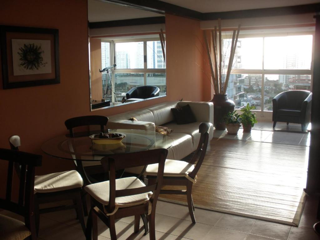 sala de estar con mesa y sofá en Edificio LONG BEACH, en Punta del Este