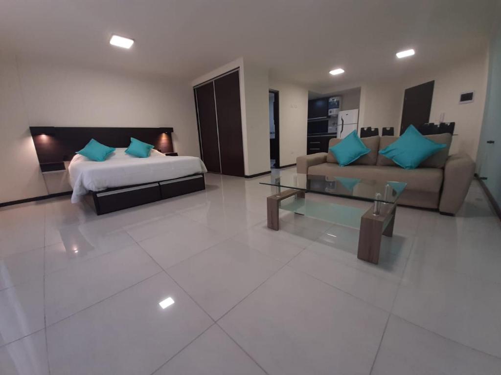 een grote woonkamer met een bed en een bank bij Miralejos 7 Turquesa in Villa Carlos Paz