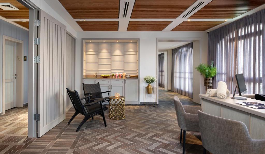 Posezení v ubytování Edmond Luxury Hotel & Spa מלון ספא אדמונד ראש פינה