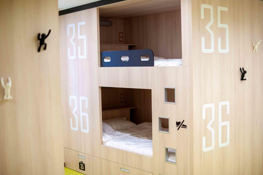 Postel nebo postele na pokoji v ubytování Hostel Le Hüb Grenoble