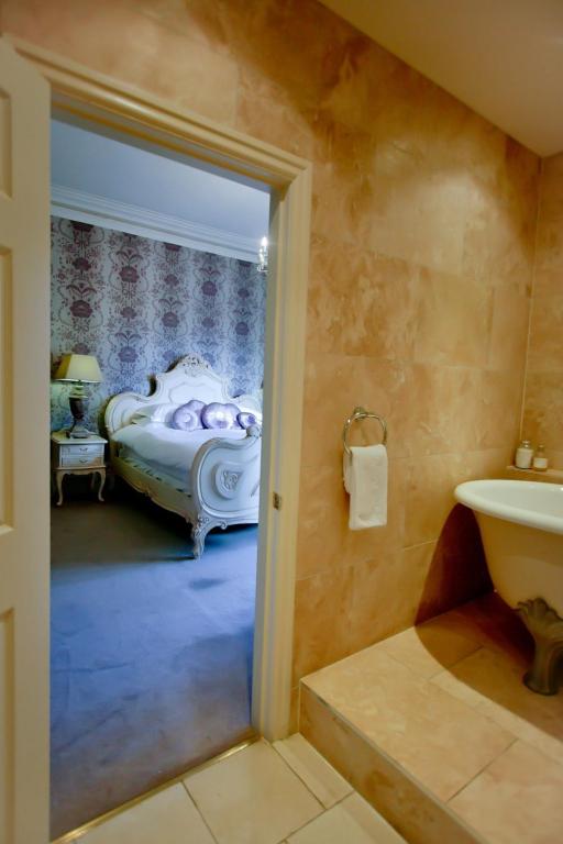 Postel nebo postele na pokoji v ubytování Mitton Hall Hotel
