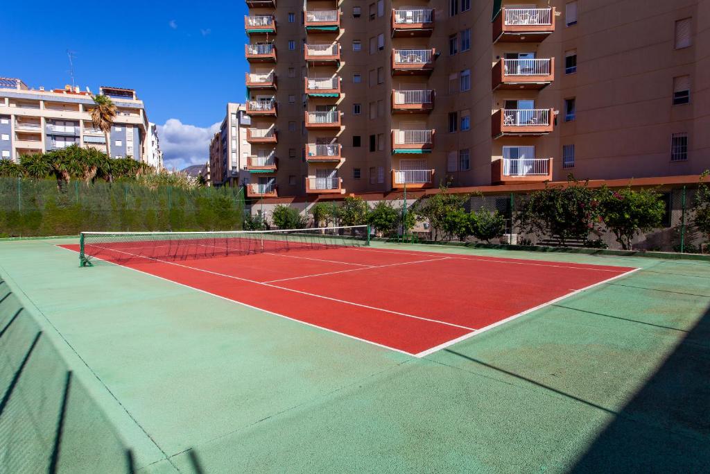 Tenis alebo squash v ubytovaní Las Góndolas Apartamento Sunny alebo jeho okolí