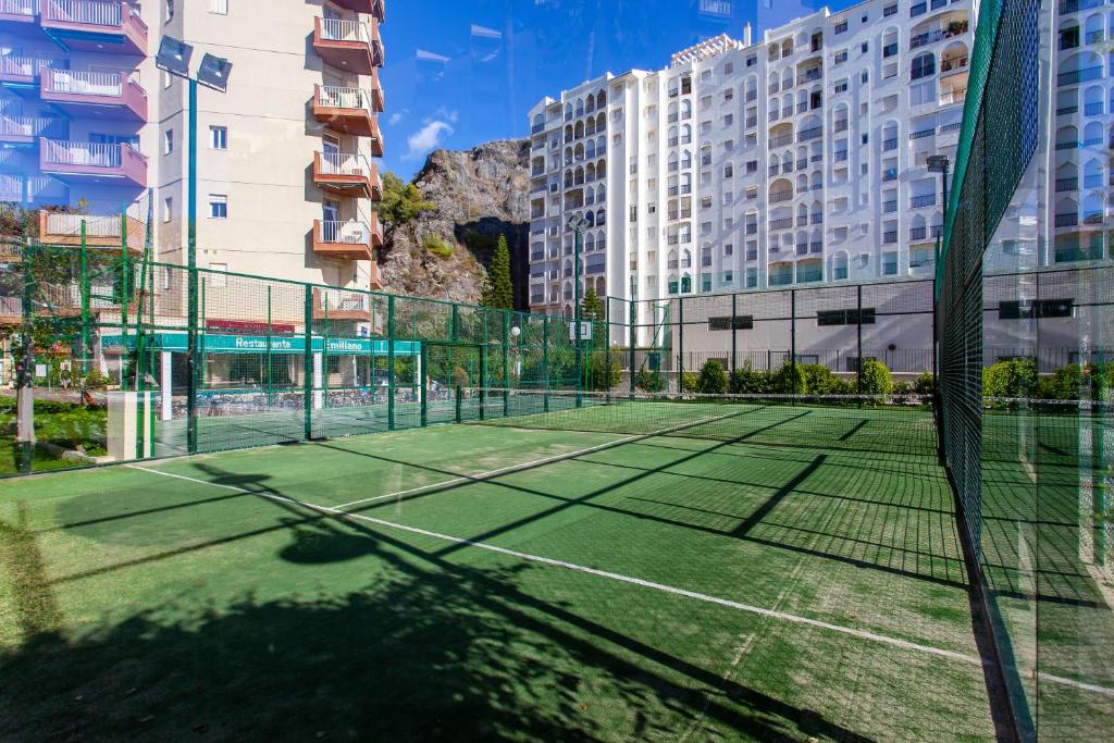 Tenis alebo squash v ubytovaní Las Góndolas Apartamento Sunny alebo jeho okolí