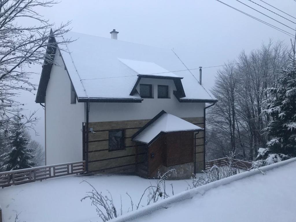 uma pequena igreja branca com neve em Vila Lucky Kop & Restoran em Kopaonik