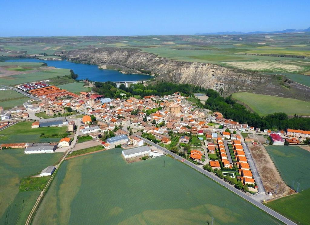 una vista aérea de una ciudad junto a un cuerpo de agua en La Cabañita de Leiva, en Leiva