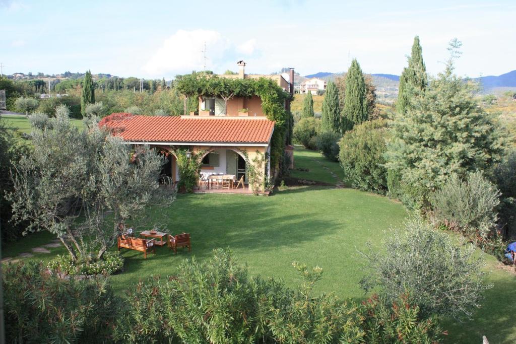 - Vistas externas a una casa con jardín en Vigna Luisa Resort - Near Rome, en Genzano di Roma