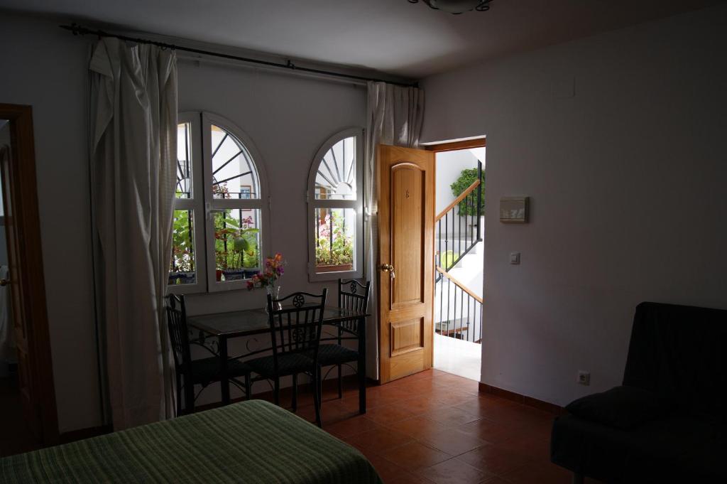 A balcony or terrace at Hostal Alcazar I