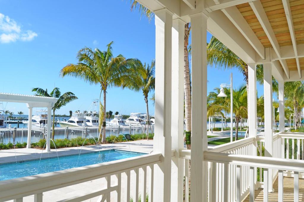 Bazén v ubytování Oceans Edge Key West nebo v jeho okolí