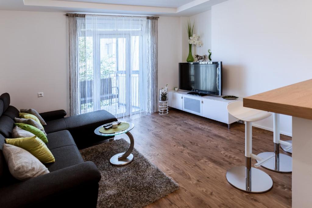 MH Living - 11 - Modern Living Dream in Center - 12