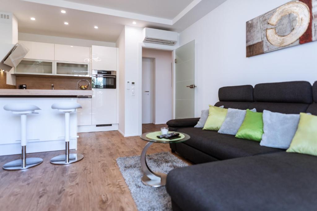 MH Living - 11 - Modern Living Dream in Center - 13