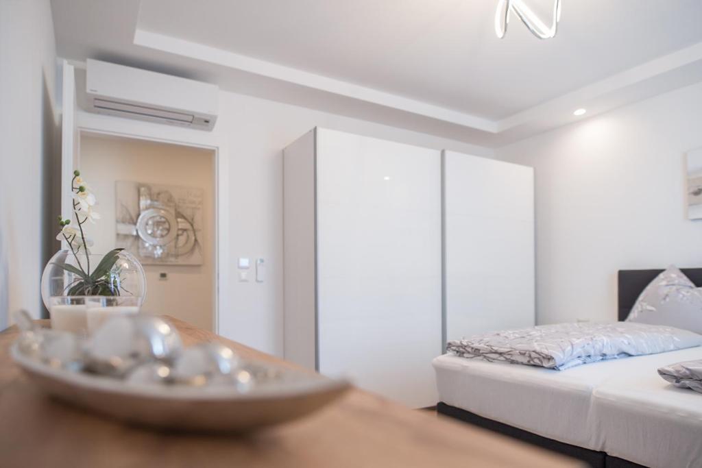 MH Living - 11 - Modern Living Dream in Center - 9