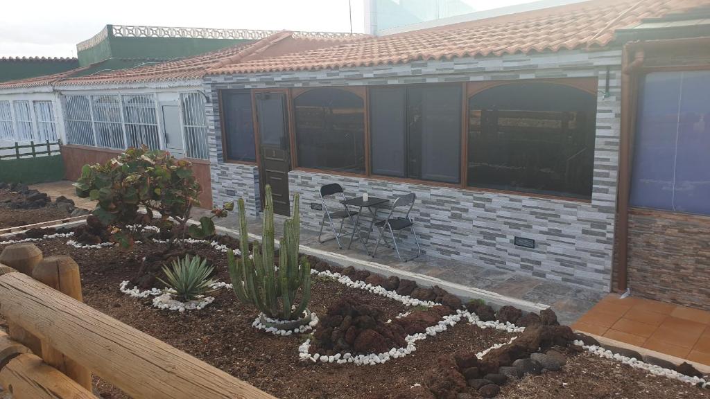 a garden in front of a house with cactus at Loft deluxe in the first line of the bay in La Garita