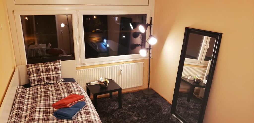 una camera con un letto, uno specchio e una finestra di Private Bedroom Bertrange a Bertrange