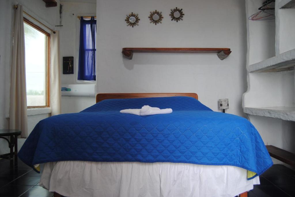 Postel nebo postele na pokoji v ubytování Hostal Galapagos by Bar de Beto