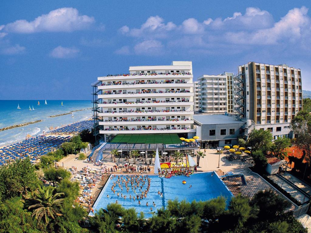 um hotel e uma praia com piscina e edifícios em Serena Majestic Hotel em Montesilvano