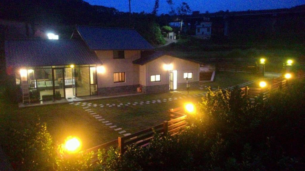 una casa di notte con luci in cortile di Yanyu Xihu Villa a Xihu