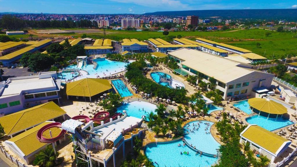 einen Luftblick auf ein Resort mit Pools und Rutschen in der Unterkunft Thermas Lacqua Diroma Caldas Novas in Caldas Novas