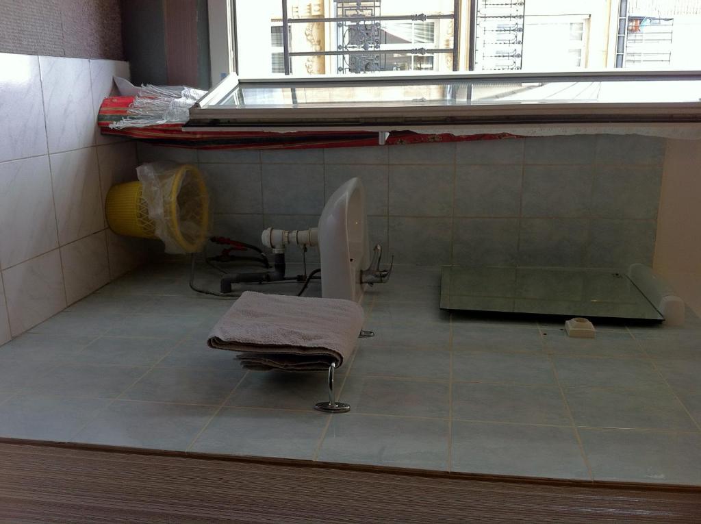 Hotel Des Arts - Single Room With Shared Bathroom