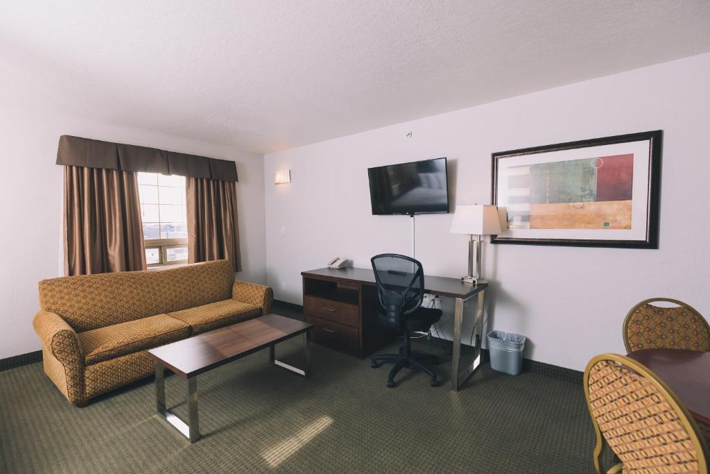 TV a/nebo společenská místnost v ubytování Service Plus Inns and Suites